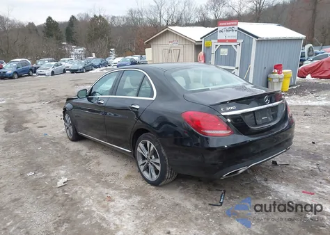 2018 Mercedes-Benz C 300 4Matic z USA, uszkodzony, nr VIN 55SWF4KB6JU251900